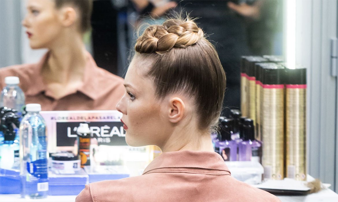 Aunque no te lo creas, el moño trenzado también puede pasar a engrosar tu lista de moños fáciles y rápidos. Si lo trabajas muy alto, utiliza la Laca Elnett para mantener la parte de la nuca completamente bajo control.